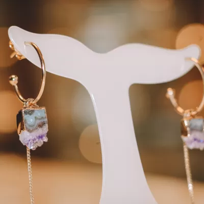 Brinco Folheado Ouro 18k e Geodo de Ametista 